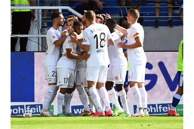 St. Paulis Mannschaft bejubelt den Treffer zum 0:3 durch Daniel-Kofi Kyereh (3.v.l). Foto: Uli Deck/dpa