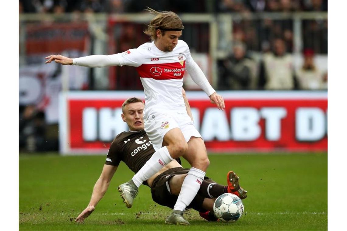 Saison-Aus für VfB-Verteidiger Sosa St. Paulis Sebastian Ohlsson (l) und Stuttgarts Borna Sosa im Zweikampf um den Ball. Foto: Christian Charisius/dpa/Archivbild