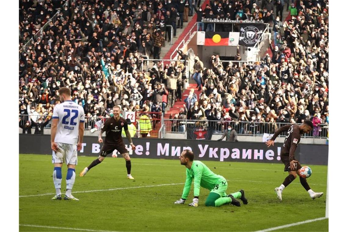 Darmstadt und St. Pauli oben - Schalke und HSV patzen St. Paulis Simon Makienok (2.v.l) feiert sein Tor zum 3:0. Foto: Christian Charisius/dpa