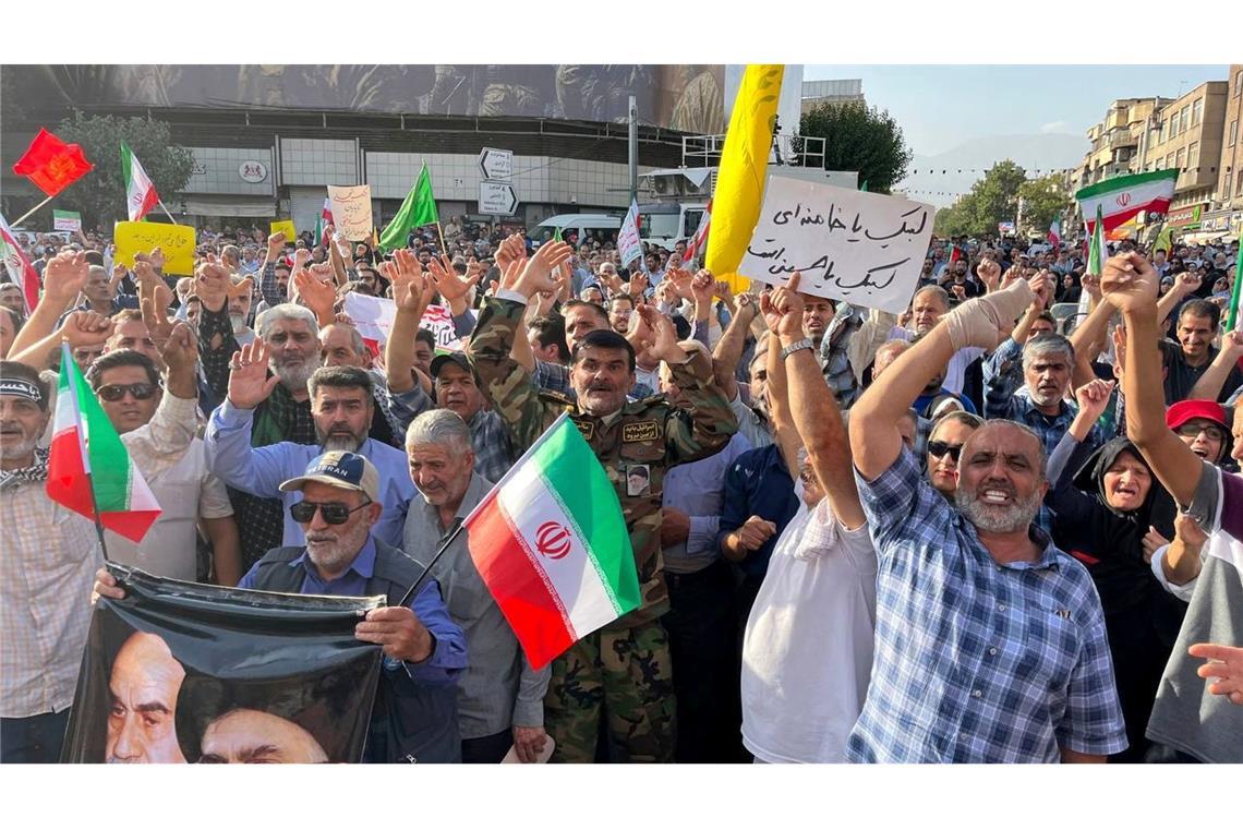 USA bombardieren Atomanlagen im Iran - Angst vor Eskalation Staatlich organisiert protestieren Menschen in Teheran gegen die US-Angriffe.
