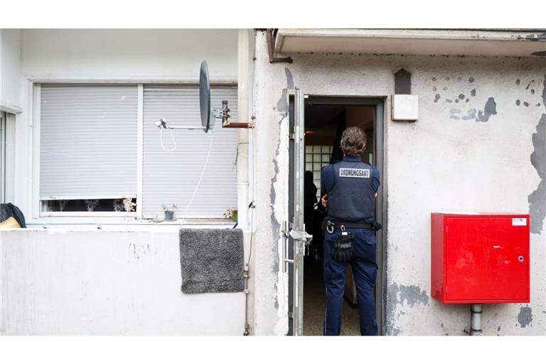 Staatliche Kontrolle gegen Sozialmissbrauch und Geschäfte mit Schrottimmobilien. Hier eine Razzia in Nordrhein-Westfalen.