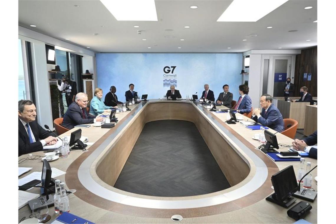 Staats- und Regierungschefs sowie weitere Vertreter der G7-Staaten nehmen an einer Arbeitssitzung während des G7-Gipfels teil. Am letzten Tag beschäftigen sie sich hauptsächlich mit dem Thema Klimawandel. Foto: Leon Neal/Getty Pool/AP/dpa
