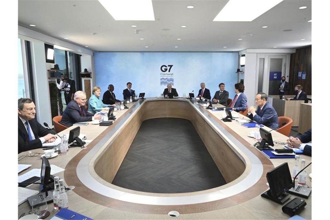G7 einigt sich auf Impfversprechen und harten China-Kurs Staats- und Regierungschefs sowie weitere Vertreter der G7-Staaten nehmen an einer Arbeitssitzung während des G7-Gipfels teil. Am letzten Tag beschäftigen sie sich hauptsächlich mit dem Thema Klimawandel. Foto: Leon Neal/Getty Pool/AP/dpa