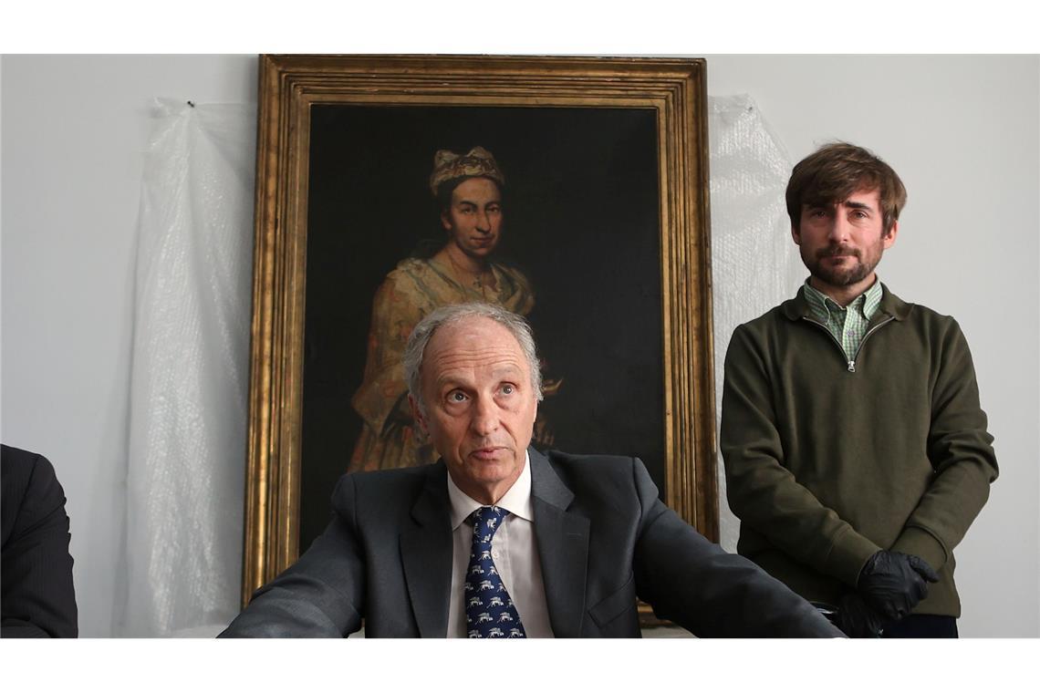 Staatsanwalt Daniel Adler (M) gibt eine Pressekonferenz vor Giuseppe Ghislandis Gemälde "Porträt einer Dame" aus dem 18. Jahrhundert, das angeblich von einem Nazi-Offizier während des Zweiten Weltkriegs gestohlen und nun im Haus seiner Tochter entdeckt wurde.