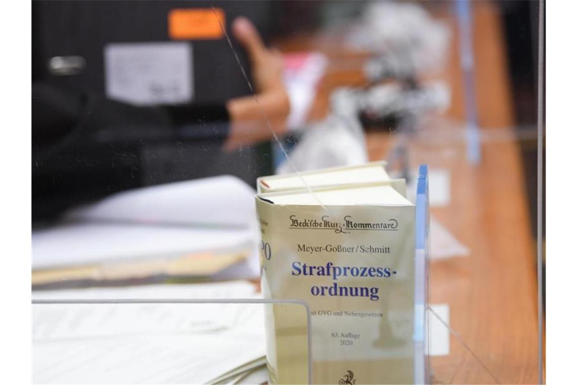 Gleisattacken-Prozess: Psychiatrie-Unterbringung gefordert Staatsanwaltschaft, Nebenklage und Verteidigung fordern im Gleisattacken-Prozess die Unterbringung des Täters in einer Psychiatrie. Foto: Arne Dedert/dpa