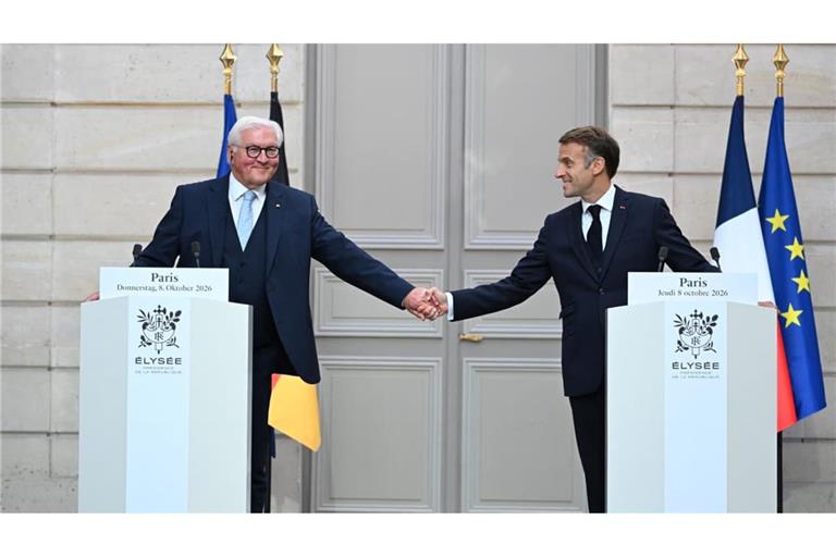 Staatsbesuch in Frankreich: Bundespräsident Steinmeier und Staatspräsident Macron Hand in Hand vor dem Élysée-Palast in Paris.
