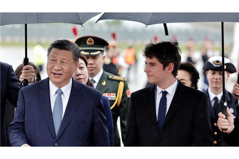 Staatsbesuch in Frankreich: Xi Jinping, Präsident von China, wird am Flughafen in Orly vom französischen Premierminister Gabriel Attal empfangen.