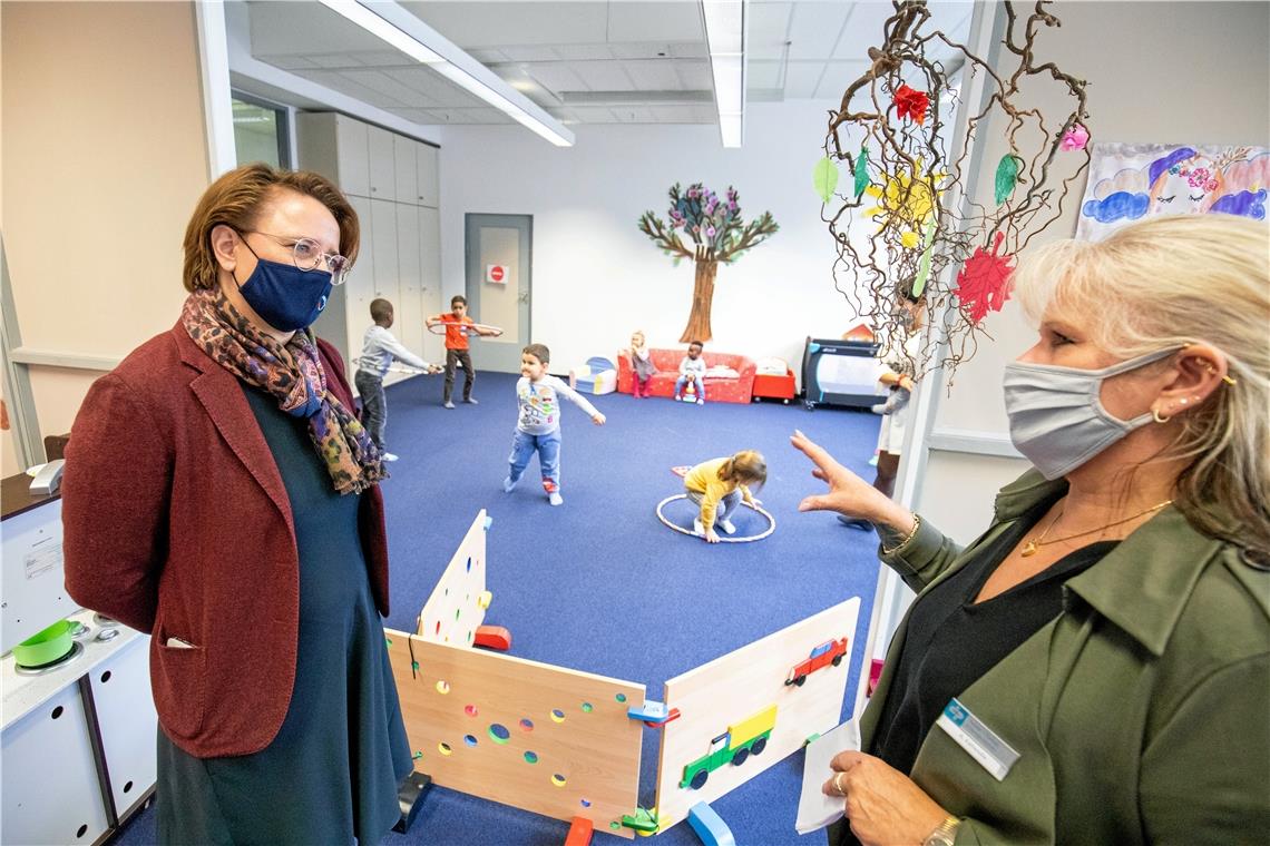 In drei Modulen zu einem neuen Leben Staatsministerin Annette Widmann-Mauz (links) lässt sich von Anja Kaliwoda das Integrationsprojekt FAM3 erklären. Damit sich die Frauen um ihre berufliche Zukunft kümmern können, werden die Kinder parallel betreut. Foto: A. Becher