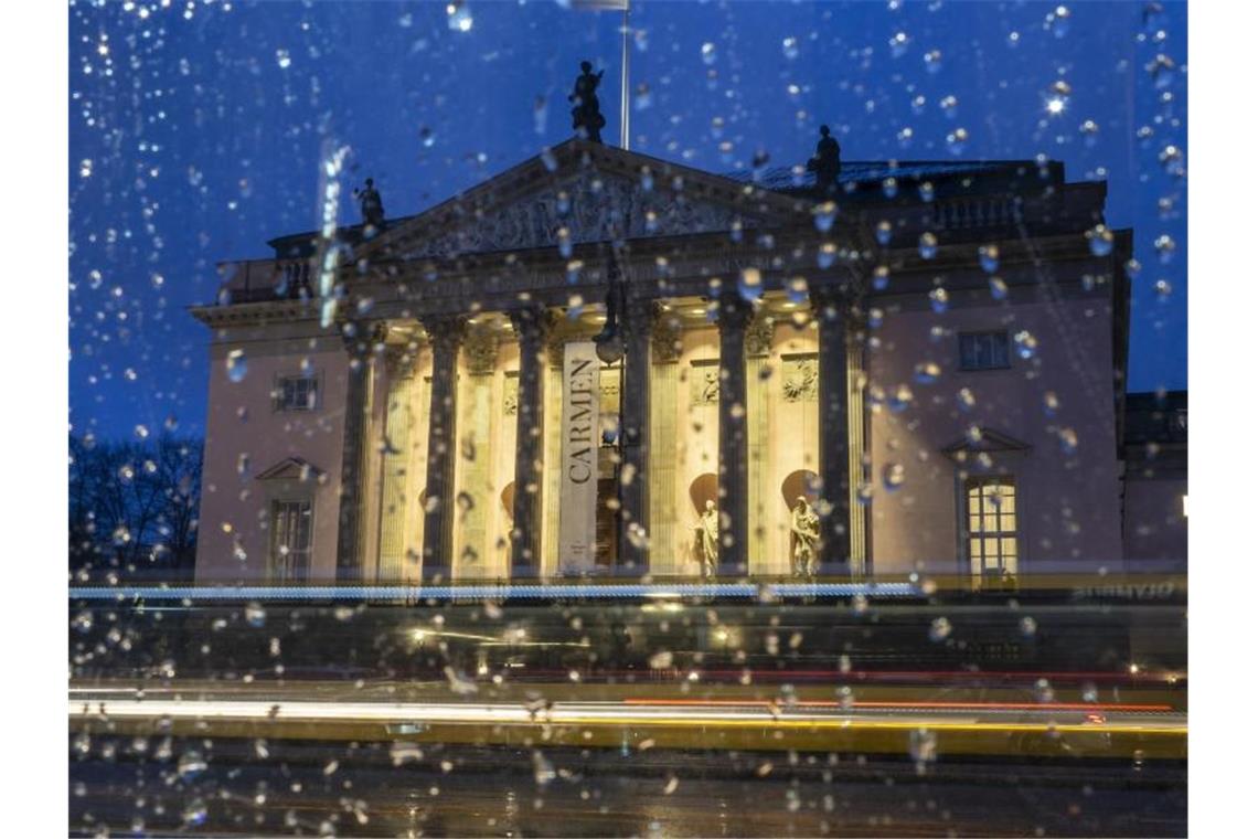 Staatsoper Unter den Linden: Zur Eindämmung des Coronavirus werden alle geplanten Veranstaltungen in den großen Sälen der staatlichen Theater, Opern- und Konzerthäuser in Berlin abgesagt. Foto: Paul Zinken/dpa