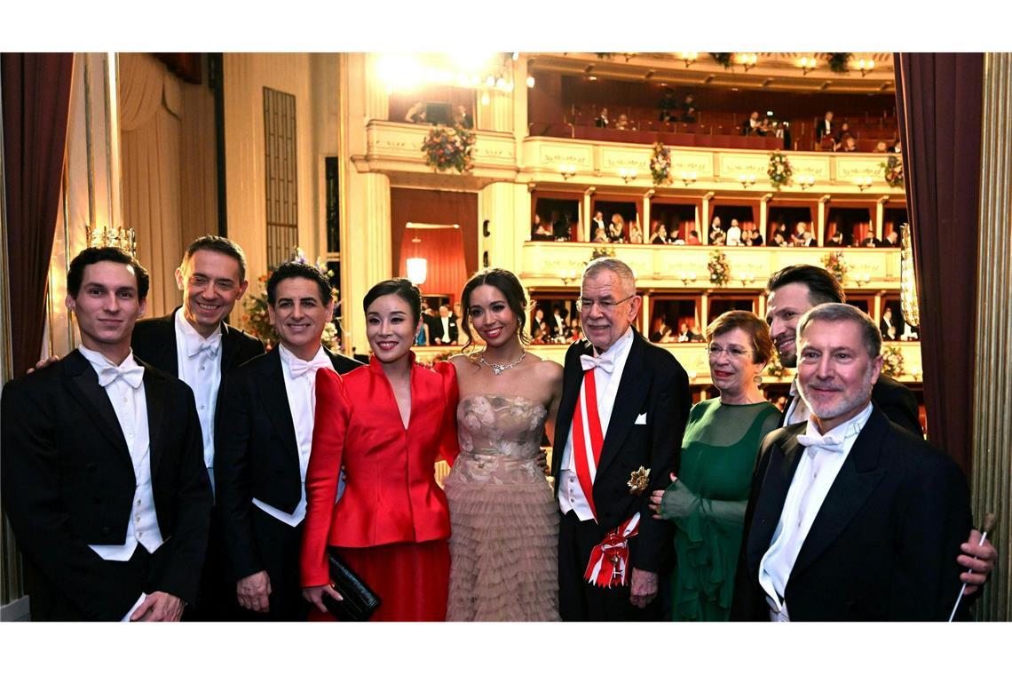 Wiener Opernball glitzert ohne Lugner mit Sternchen statt Stars Staatsoperndirektor Bogdan Roscic (2. von links), Tenor Juan Diego Florez (3. von links), Sopranistin Nadine Sierra (Mitte), Bundespräsident Alexander Van der Bellen (6. von links), Doris Schmidauer (7. von links) und Mitglieder des Ensembles