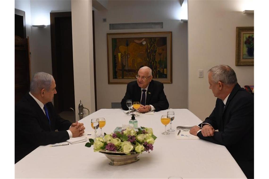Staatspräsident Reuven Rivlin (M) mit Benjamin Netanjahu (l) und Benny Gantz. Foto: Koby Gideon/GPO/dpa
