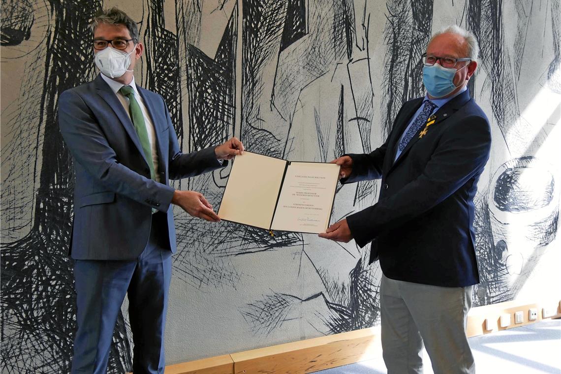 Im Dienste der Naturschätze Staatssekretär Andre Baumann (links) bei der Auszeichnung von Manfred Krautter.