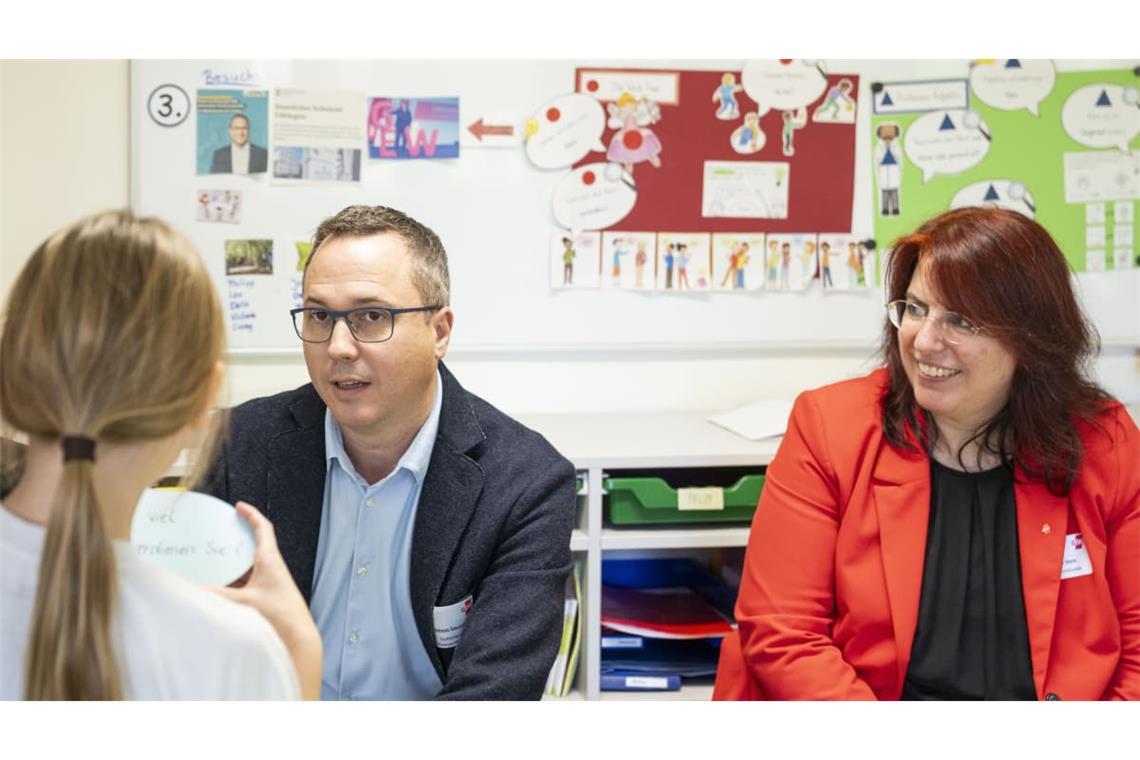 Staatssekretär Andreas Deuschle und GEW-Vorsitzende Monika Stein zu Besuch in der Rudolf-Leski-Schule