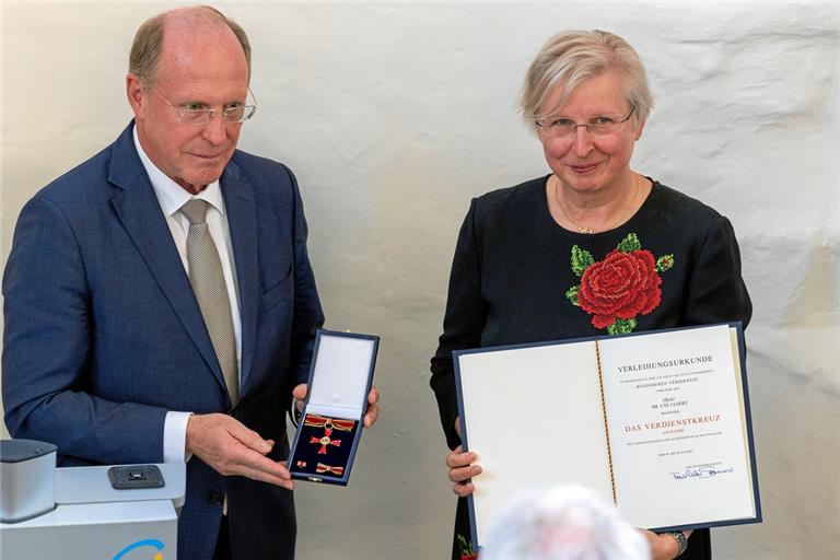 Staatssekretär Wilfried Klenk übergibt Ute Ulfert das Bundesverdienstkreuz. Foto: Alexander Becher