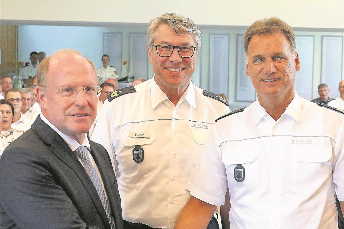 Staatssekretär Wilfried Klenk verabschiedete Roland Eisele und gratulierte dem neuen Polizeipräsidenten Reiner Möller (von links). Foto: G. Habermann