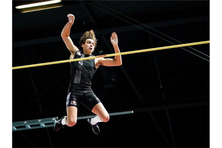 Stabhochspringer Armand Duplantis verbesserte seinen eigenen Weltrekord auf 6,18 Meter. Foto: Aleksandra Szmigiel/Bildbyran via ZUMA Press/dpa