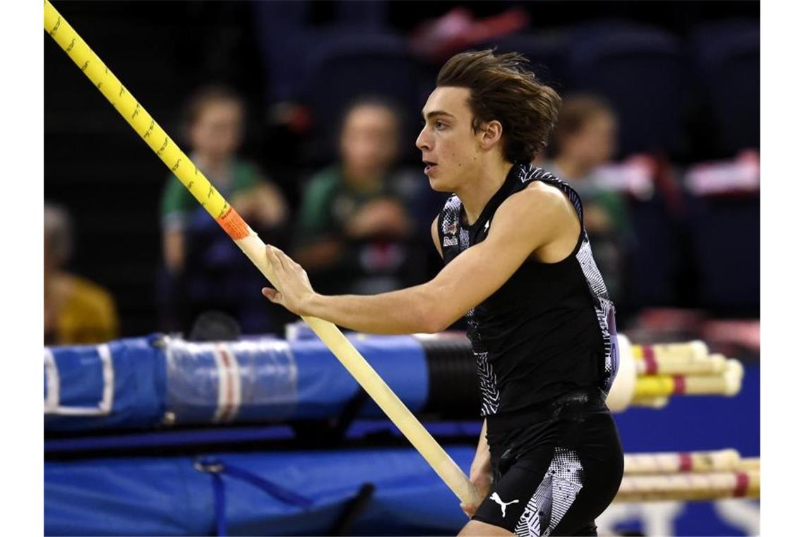 Wieder Weltrekord: Duplantis zockt sich über 6,18 Meter Stabhochspringer Armand Duplantis verbesserte seinen eigenen Weltrekord auf 6,18 Meter. Foto: Ian Rutherford/PA Wire/dpa