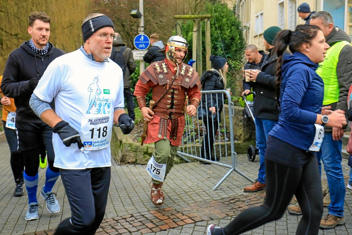 Stach aus der Masse der Läufer heraus und gewann den Kostümpreis: Dennis Condello in seiner selbst gebastelten Römer-Uniform.Foto: A. Becher