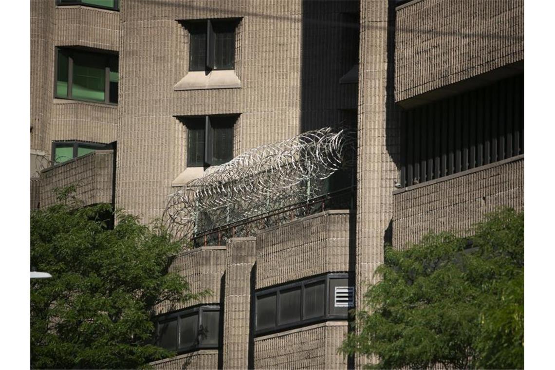 US-Medien: Epsteins Wärter schliefen und fälschten Bericht Stacheldraht am Metropolitan Correctional Center in Lower Manhattan. Foto: Emily Michot/TNS via ZUMA Wire