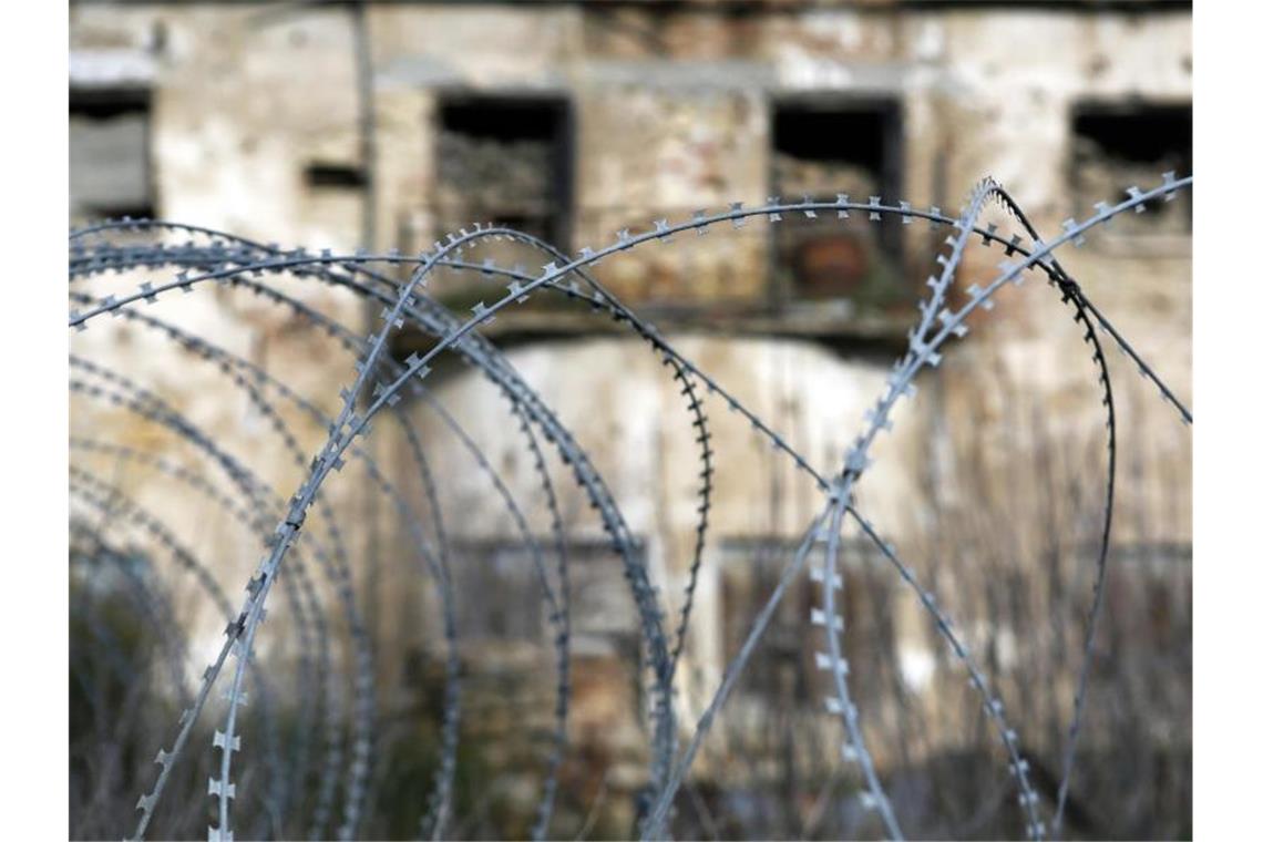 Stacheldraht in Nicosia in der von den UN kontrollierten Pufferzone. Das als „grüne Linie“ bezeichnete Gebiet trennt die griechischen Zyprer im Süden von den türkischen im Norden. Foto: Petros Karadjias/AP