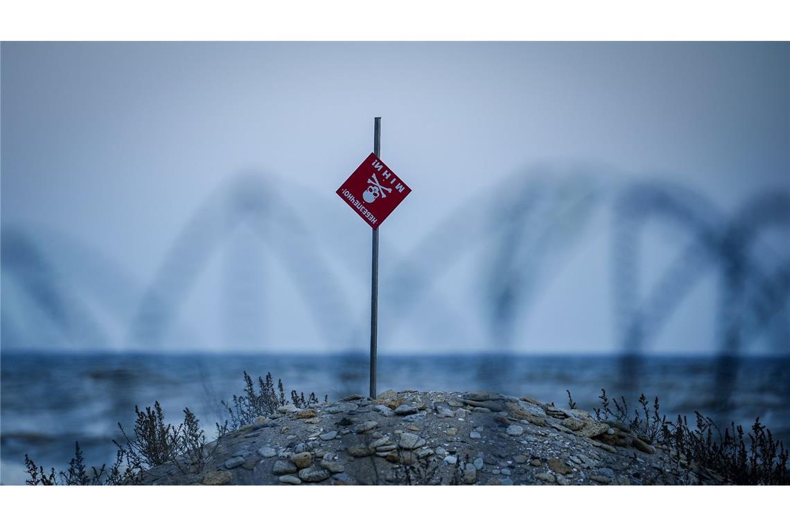Stacheldraht und ein Hinweisschild für Minen sichern einen Strand östlich von Odessa am Schwarzen Meer.