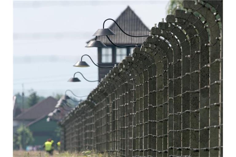 Stacheldrahtzäune und ein Wachturm auf dem Gelände des ehemaligen Vernichtungslagers Auschwitz-Birkenau. Foto: Armin Weigel/dpa