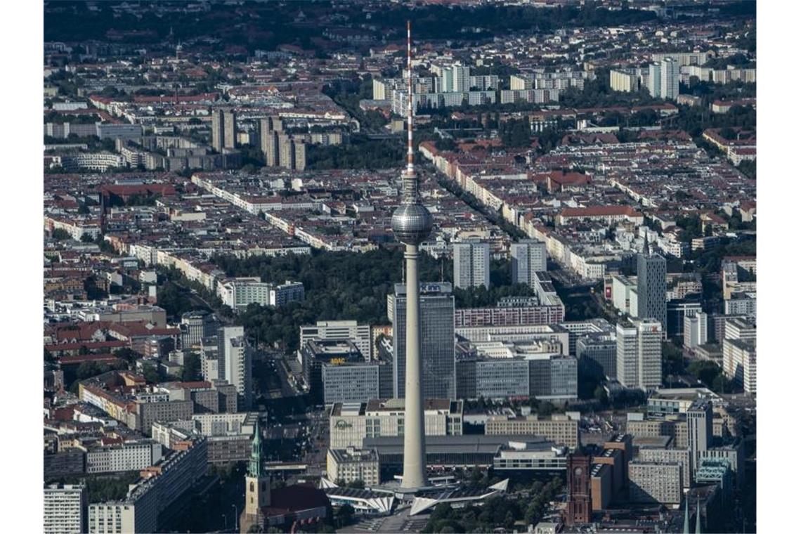 Stadtbild von Berlin. Nach einem Jahrzehnt Immobilienboom ist Wohnen in großen Städten für viele Menschen kaum noch zu bezahlen. Foto: Paul Zinken/dpa
