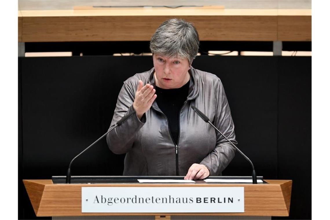 Berliner Mietendeckel kommt - Abgeordnete beschließen Gesetz Stadtentwicklungssenatorin Katrin Lompscher (Die Linke) spricht bei der Plenarsitzung im Berliner Abgeordnetenhaus. Foto: Britta Pedersen/dpa-Zentralbild/dpa
