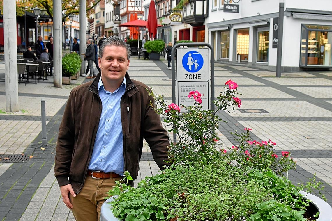 Stadtmarketingchef Matthias Friedrich schwärmt von der Backnanger Innenstadt. Ihre Vorzüge möchte er künftig noch mehr nach außen tragen. Foto: Tobias Sellmaier