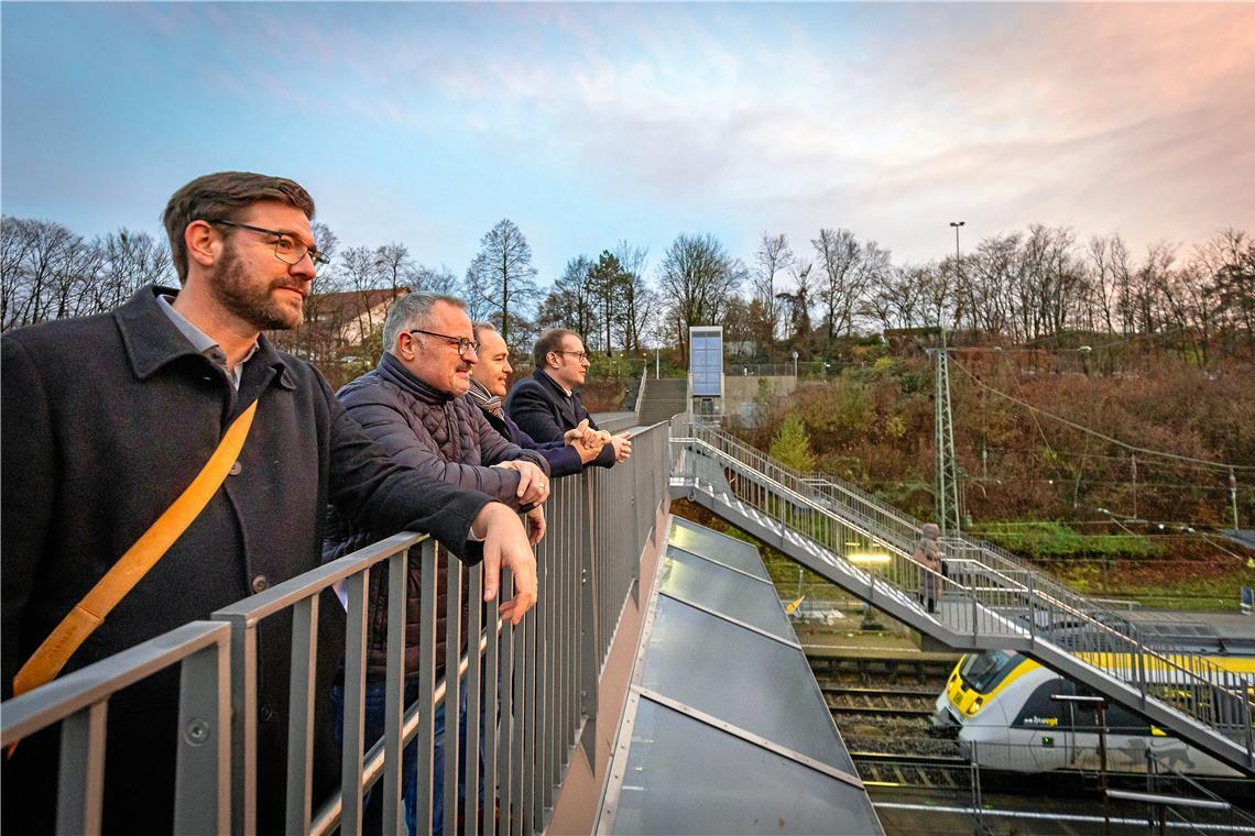 Stadtplaner Tobias Großmann (von links), Michael Groh von der Deutschen Bahn, der Erste Bürgermeister Stefan Setzer und Oberbürgermeister Maximilian Friedrich werfen von der Stadtbrücke aus einen Blick in die Zukunft des Backnanger Bahnhofs. Foto: Alexander Becher
