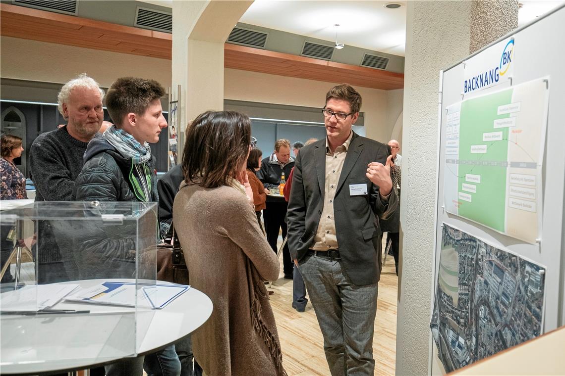 Stadtplanungsamtsleiter Tobias Großmann (rechts) diskutiert mit Bürgern über das IBA-Projekt. In vier Workshops konnten sie ihre Ideen einbringen, jetzt müssen Stadtplaner diese in konkrete Pläne umsetzen.Foto: A. Becher