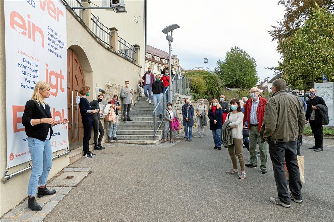 „Fremd ist der Fremde nur in der Fremde“ Stadtspaziergang mit dem Ensemble aus Mannheim: „Vereinigt Euch!“ Foto: J. Fiedler