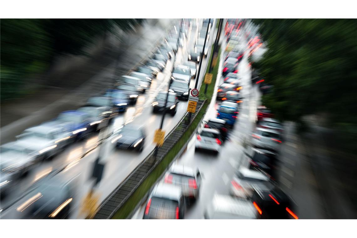 HUK-Umfrage: Auto gewinnt noch an Beliebtheit Stadtverkehr in München. In Großstädten gehören Staus zum Alltag, doch das tut der Beliebtheit des Autos laut einer Umfrage der HUK Coburg unter über 4200 Menschen keinen Abbruch. (Foto: Illustration)