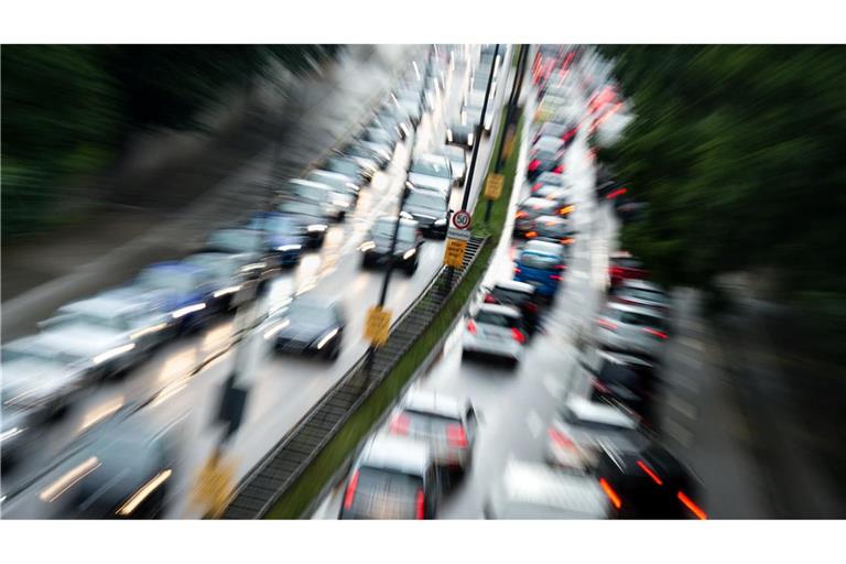 Stadtverkehr in München. In Großstädten gehören Staus zum Alltag, doch das tut der Beliebtheit des Autos laut einer Umfrage der HUK Coburg unter über 4200 Menschen keinen Abbruch. (Foto: Illustration)