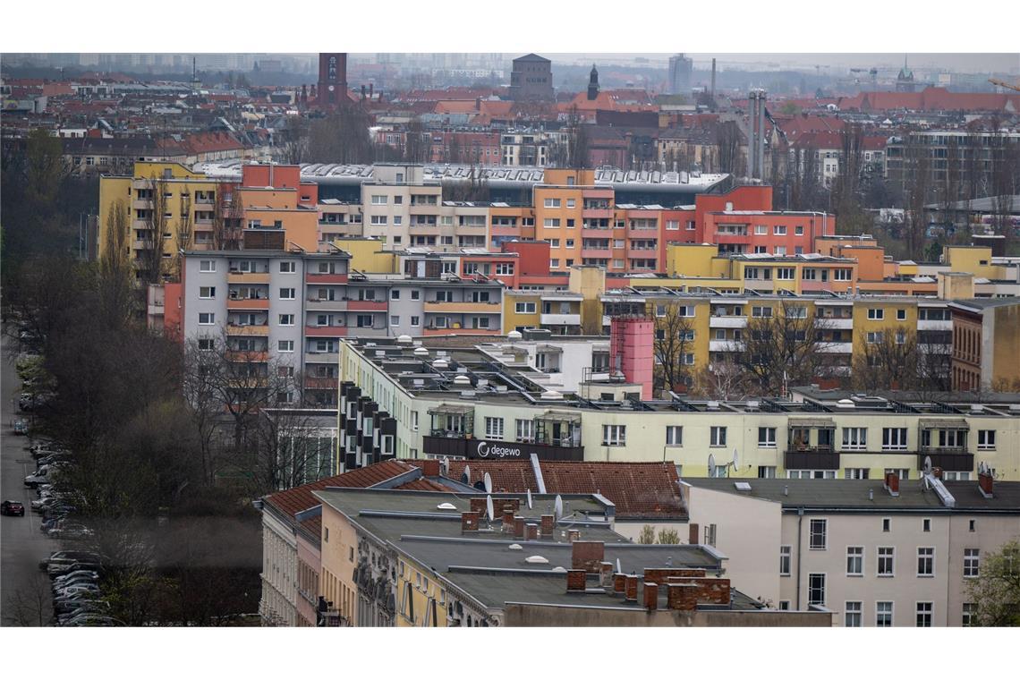 Jeder Neunte in Deutschland lebt in beengten Wohnungen Stadtviertel in Berlin: Gerade in Großstädten wohnen Menschen oft auf engem Raum.