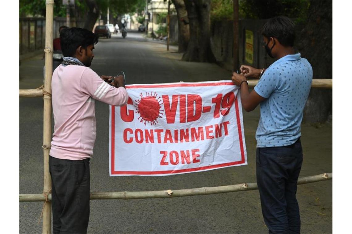 Städtische Arbeiter markieren im indischen Prayagraj ein zur Eindämmung der Pandemie abgeriegeltes Gebiet. Foto: Prabhat Kumar Verma/ZUMA Wire/dpa