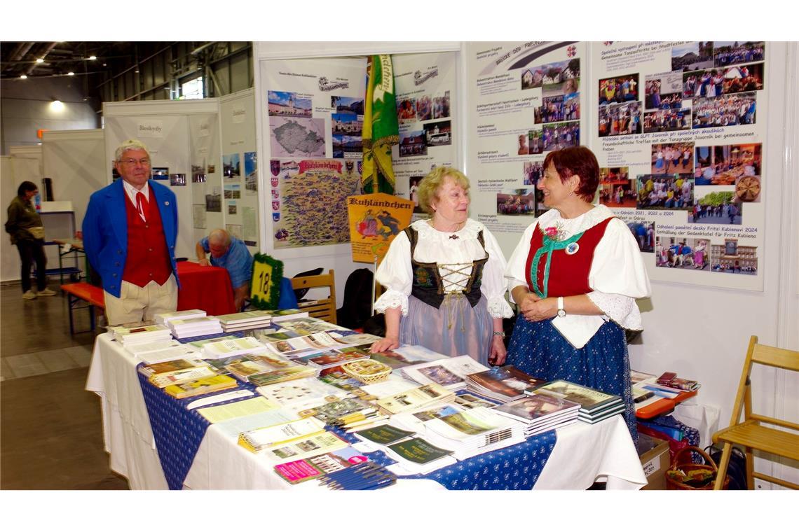 Stände präsentieren Brauchtum und Kultur der Vertriebenen und ihrer Heimatregionen beim Sudetendeutschen Tag auf dem Messegelände.