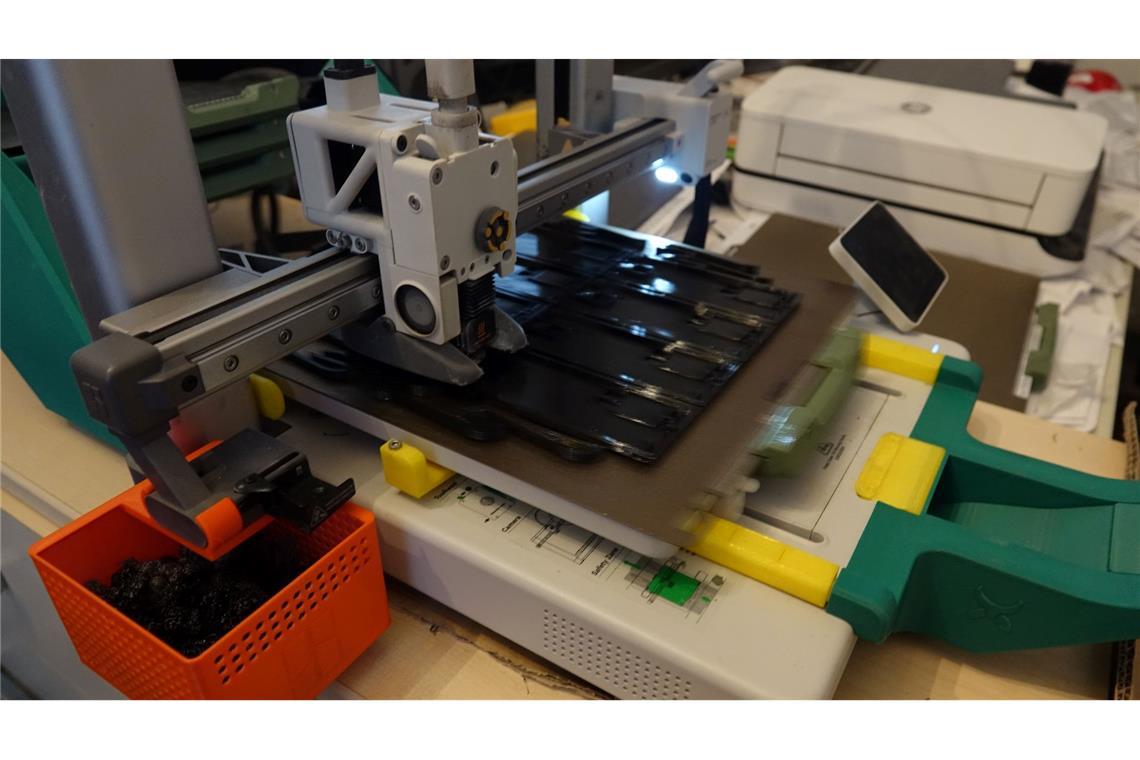 Ständig in Bewegung: Der 3D-Drucker eines Freiwilligen stellt Plastikkleinteile für die Ukraine her.