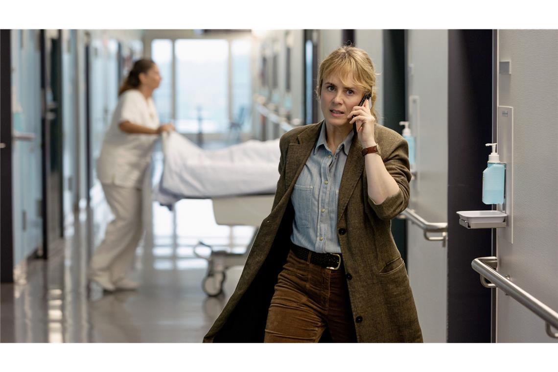 „Kammerflimmern“ – Wie war der Tatort aus Zürich? Ständig werden neue Patienen eingeliefert: Kommissarin Isabelle Grandjean (Anna Pieri Zuercher) im Krankenhaus.