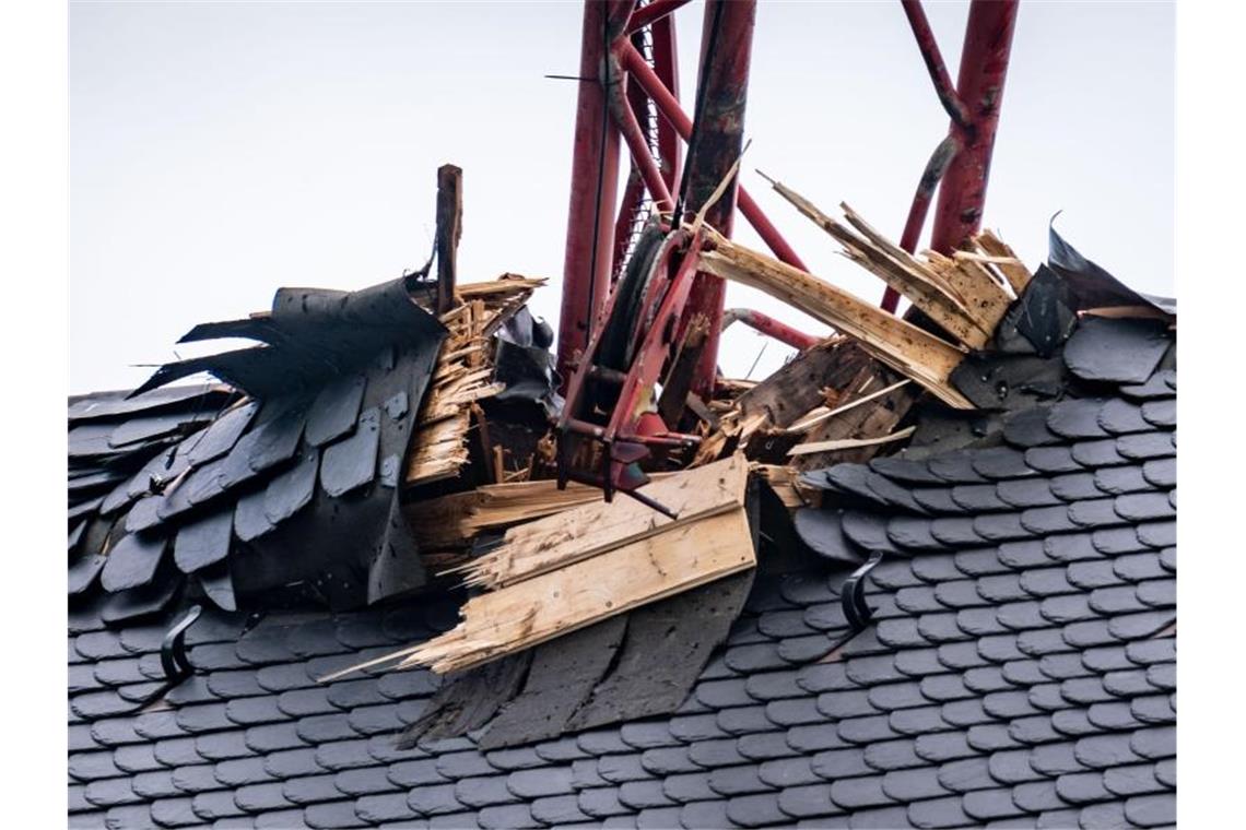 Nach „Sabine“: Wetter in Deutschland bleibt ungemütlich Stärkere Schäden hat ein auf das Dach des Frankfurter Doms gestürzte Kran angerichtet. Foto: Frank Rumpenhorst/dpa
