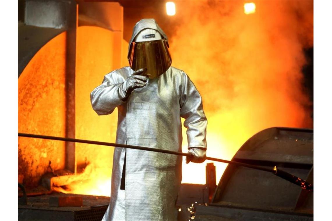 Stahlarbeiter am Hochofen 8 bei ThyssenKrupp in Duisburg: Die IG Metall will in der anstehenden Tarifrunde für die deutsche Metall-und Elektroindustrie zunächst auf eine konkrete Lohnforderung verzichten. Foto: Roland Weihrauch/dpa