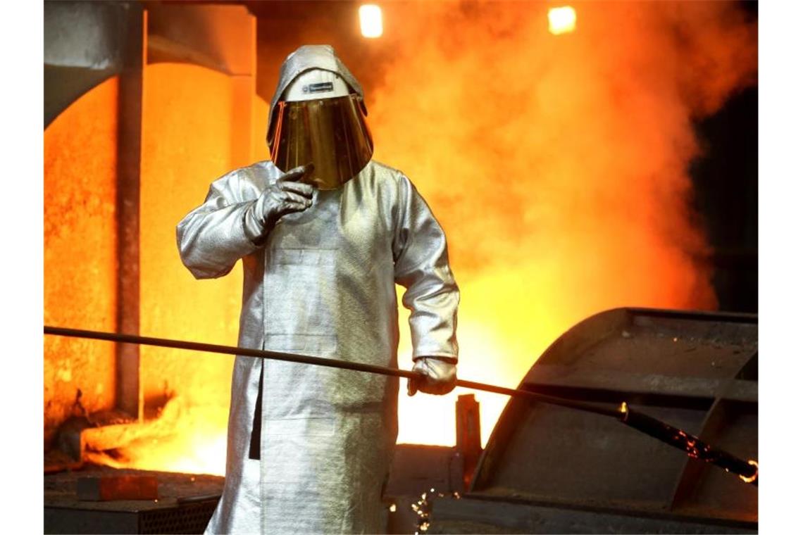 Stahlarbeiter am Hochofen 8 bei ThyssenKrupp in Duisburg: Die IG Metall verzichtet vorläufig auf eine konkrete Lohnforderung für rund vier Millionen Beschäftigte. Foto: Roland Weihrauch/dpa