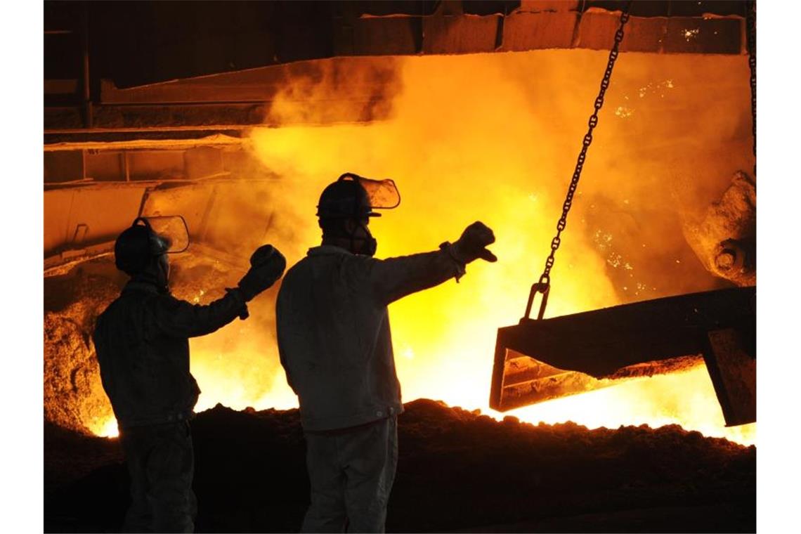 Stahlarbeiter arbeiten vor einem angestochenen Hochofen in dem staatlichen Unternehmen „Dongbei Special Steel“. Foto: Liu Debin/SIPA Asia via ZUMA Wire/dpa