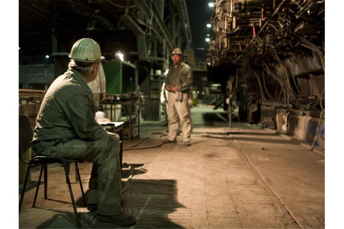 Stahlarbeiter in einer Produktionshalle: Künftig arbeiten fast bis zum 70. Geburtstag?. Foto: Arno Burgi/dpa-Zentralbild/dpa