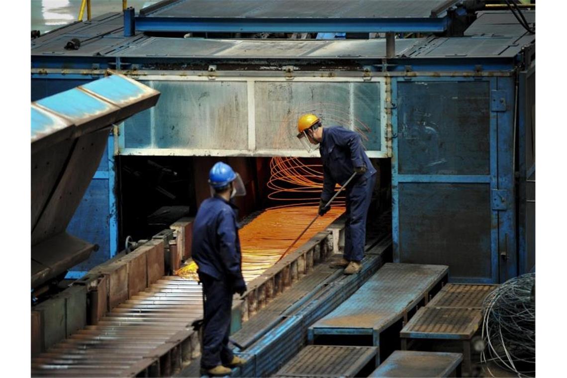 China deutet Fortschritte im Handelskrieg mit USA an Stahlfabrik in der ostchinesischen Provinz Shandong: Nicht nur die USA werfen China immer wieder vor, sich mit Dumpingpreisen Vorteile zu verschaffen. Foto: Uncredited/CHINATOPIX/AP/dpa