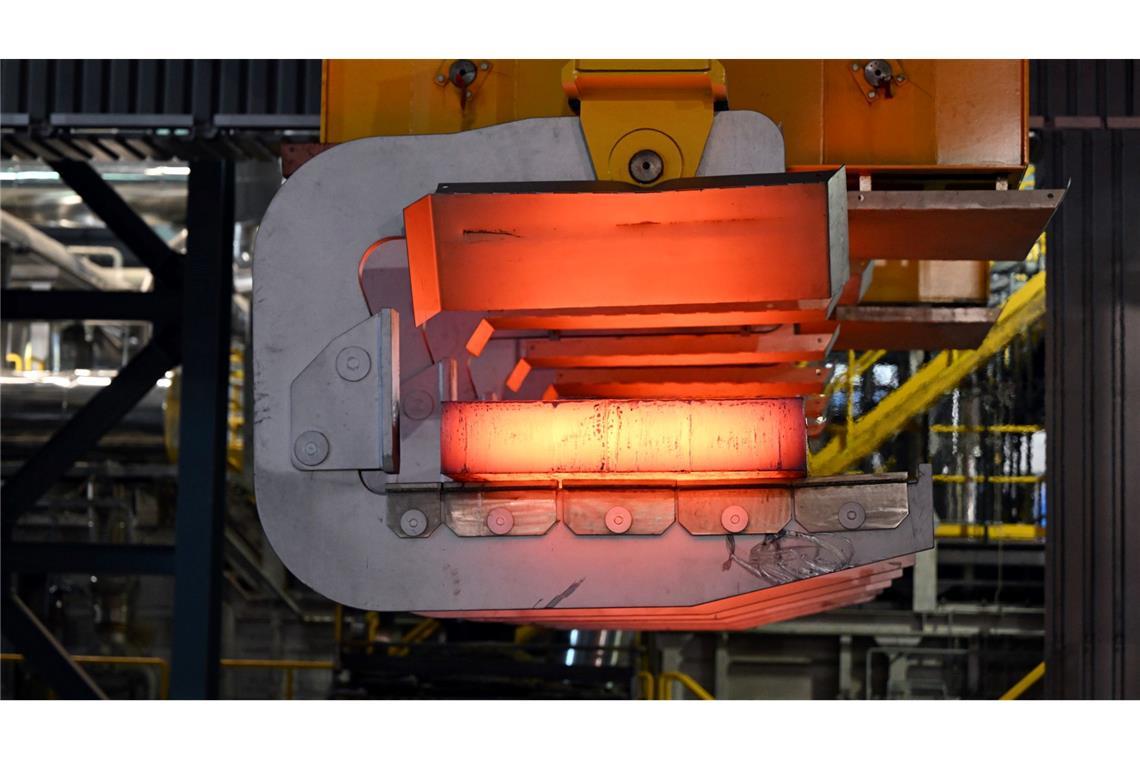 Es wird deutlich weniger Stahl hergestellt Stahlproduktion bei Thyssenkrupp-Steel: Hier wird flüssiger Stahl in große feste Blöcke, sogenannte Brammen, gewandelt.