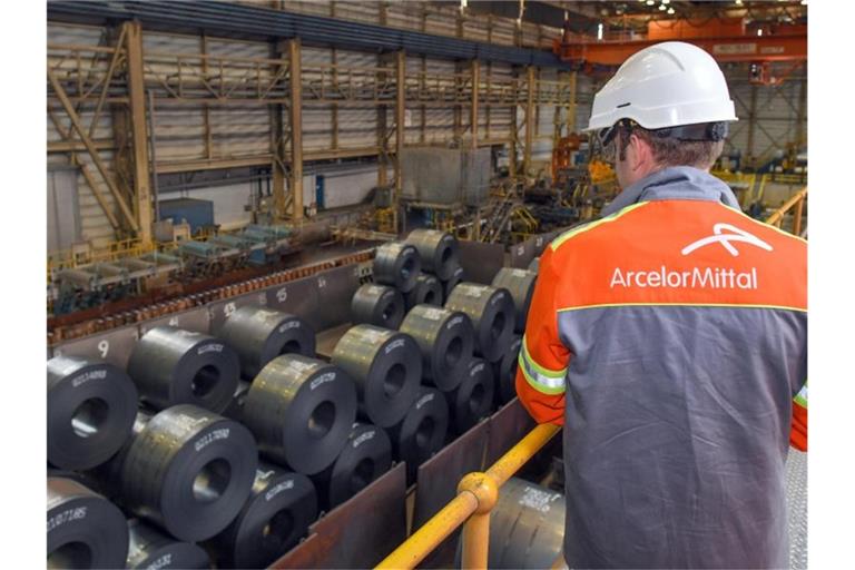Stahlproduktion im Warmwalzwerk der ArcelorMittal Eisenhüttenstadt GmbH. Foto: Patrick Pleul/ZB/dpa
