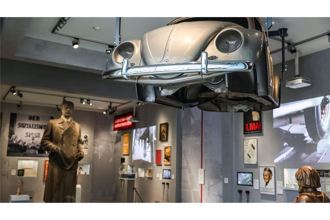 Stalin blickt in Richtung eines VW-Käfers - die Geschichte von BRD und DDR wird parallel erzählt.