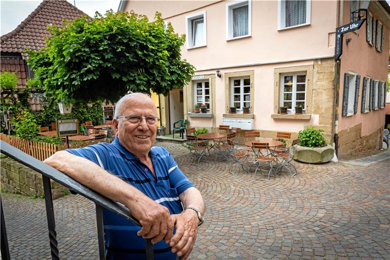 Stammgäste von Mitsos sagen, er hätte den schönsten Biergarten Backnangs zu bieten. Befreit, fast nackt sieht die Fassade seines Lokals Zur Uhr aus. Wilder Wein bedeckte jahrzehntelang das Haus von außen. Mitsos hatte ihn in der Coronazeit entfernen lassen. Fotos: Alexander Becher