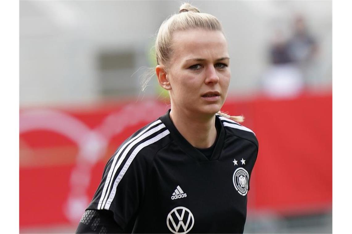 Erinnerungen an Wembley: DFB-Frauen fordern England Stammkeeperin Merle Frohms will die englischen Fans mit ihrem Team „ein bisschen zum Schweigen bringen“. Foto: Hasan Bratic/dpa